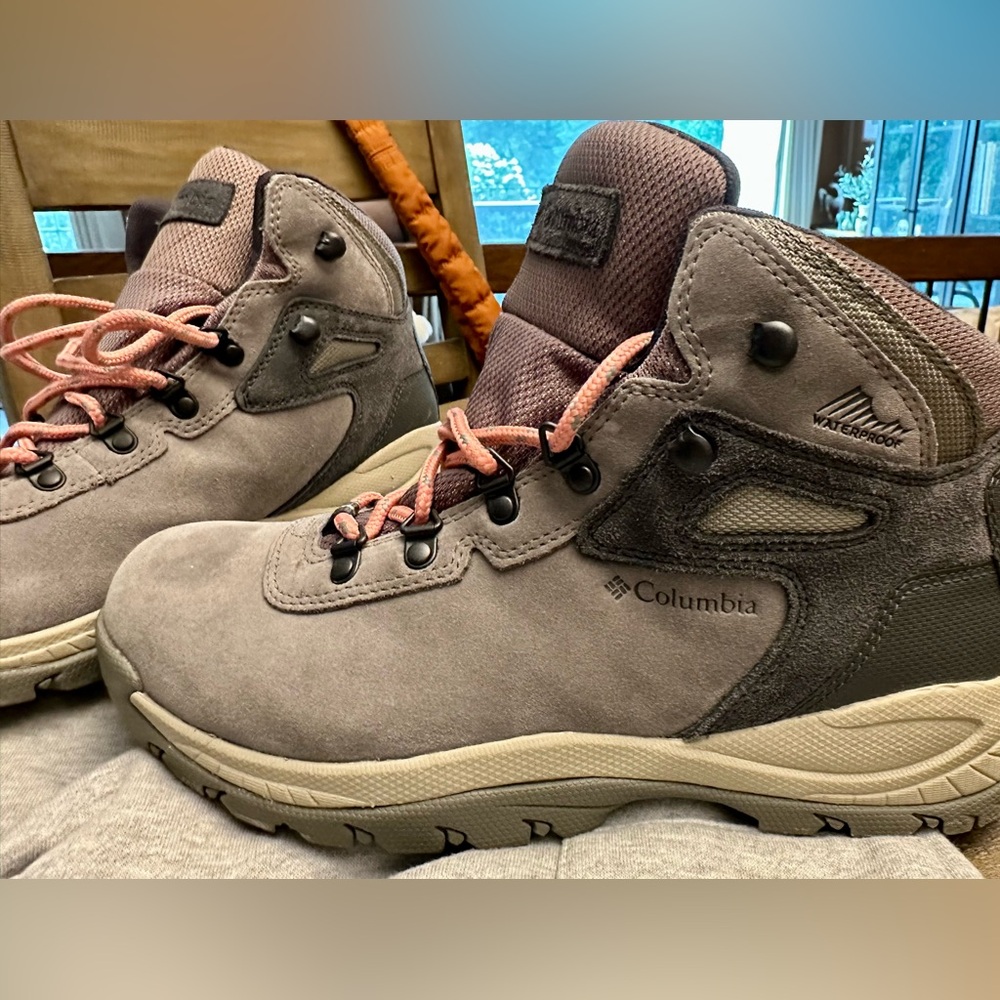 Columbia Newton Ridge Plus Waterproof Amped Hiking Boot, Women’s size 10.5